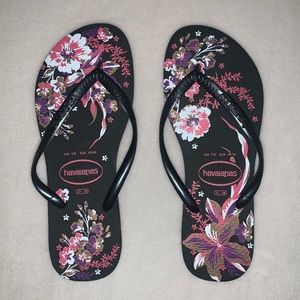 Havaianas floral flip flops— NEW!